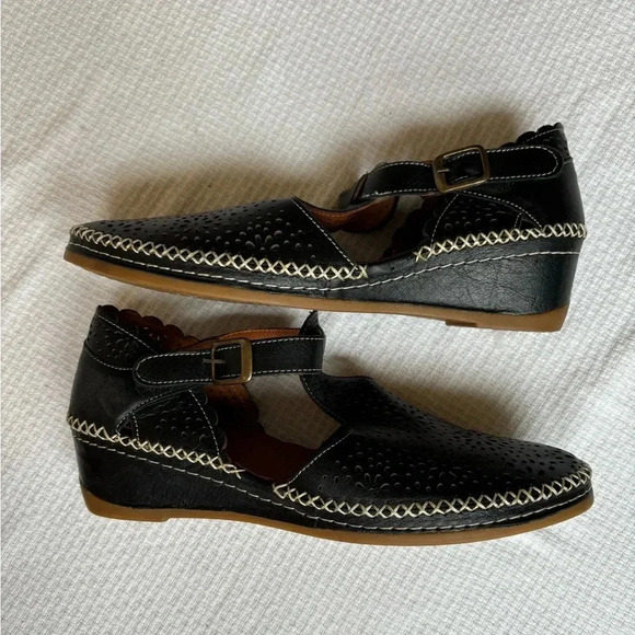 Spring Step EUC Black Leather, T-Strap Mary Jane Wedges with White Threading - Picture 9 of 11